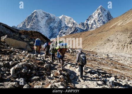 Khumbu morena del ghiacciaio con Taboche (6367), Cholatse (6335) e Arakamtse (6423), Khumbu Himal, Parco Nazionale di Sagarmatha, Nepal Foto Stock