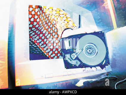 Computer unità disco rigido nella parte anteriore del monitor per computer, composito digitale. Foto Stock