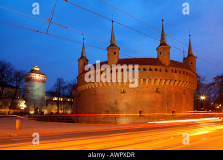 In Europa orientale la Polonia Cracovia Barbican fortezza notte Foto Stock