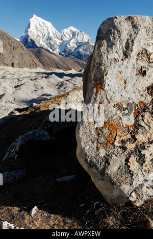 Vista da Gokyo su ghiacciaio Ngozumpa verso Arakamtse (6423) und Cholatse (6335), il Parco Nazionale di Sagarmatha, Khumbu Himal, Nep Foto Stock