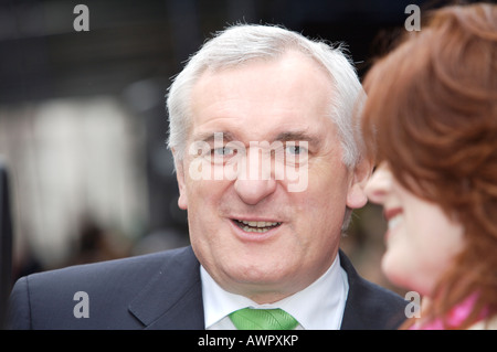 L'ex Primo Ministro irlandese Bertie Ahern sorridente alla fotocamera durante un'intervista su il giorno di San Patrizio che indossa una cravatta verde. Foto Stock