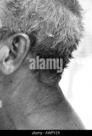 Uomo maturo della testa e del collo, vista parziale vista laterale, b&w. Foto Stock