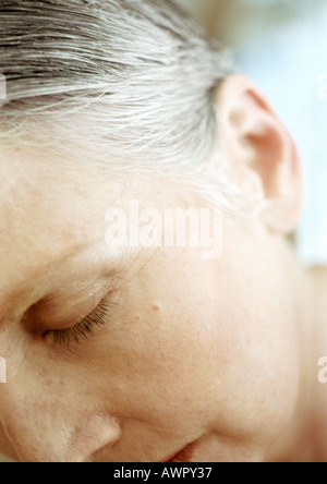 Donna matura, gli occhi chiusi, vista parziale del volto, close-up. Foto Stock