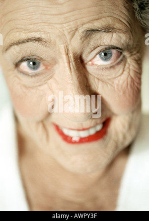 Senior donna sorridente alla fotocamera, ritratto. Foto Stock