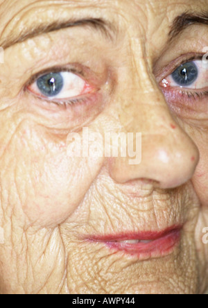 Senior donna sorridente, close-up. Foto Stock