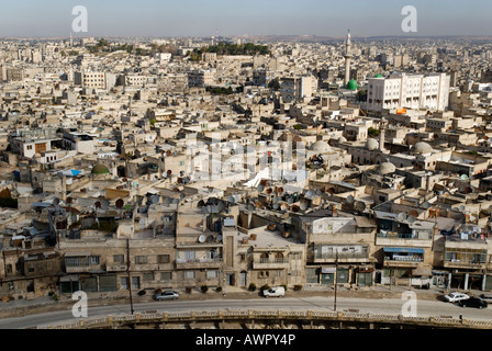 Vista dalla citadelle oltre Aleppo, Siria Foto Stock