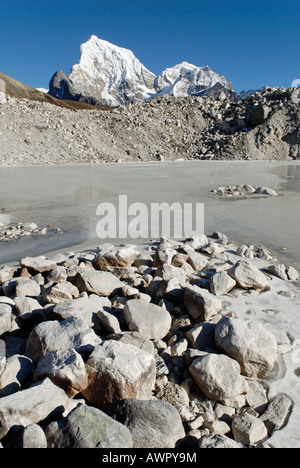 Lago glaciale sul ghiacciaio Ngozumpa con Arakamtse (6423) e Cholatse (6335), Khumbu Himal, Parco Nazionale di Sagarmatha, Nepal Foto Stock