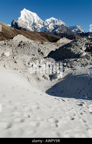 Dune di sabbia sul ghiacciaio Ngozumpa davanti Arakamtse (6423) e Cholatse (6335), il Parco Nazionale di Sagarmatha, Khumbu Himal, Nepal Foto Stock