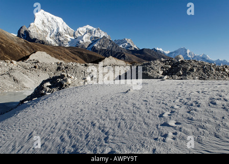 Dune di sabbia sul ghiacciaio Ngozumpa davanti Arakamtse (6423) e Cholatse (6335), il Parco Nazionale di Sagarmatha, Khumbu Himal, Nepal Foto Stock