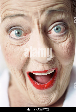 Donna anziana con espressioni di sorpresa, ritratto, close-up Foto Stock