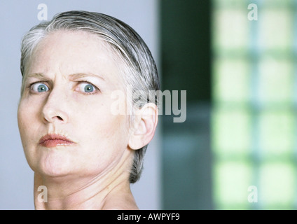 Donna matura guardando la telecamera, close-up, ritratto Foto Stock