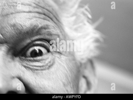 Senior uomo fissando fotocamera, basso angolo vista parziale, b&W Foto Stock