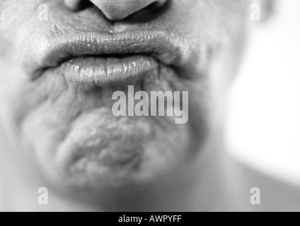 Uomo maturo di labbra rugose, extreme close-up, b&W Foto Stock