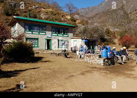 Trekking Lodge at Dudh Koshi, valle del Khumbu Himal, Parco Nazionale di Sagarmatha, Nepal Foto Stock