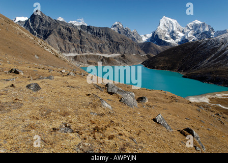 Vista dal lago di Gokyo (Dudh Pokhari) sopra il ghiacciaio Ngozumpa verso Arakamtse (6423) und Cholatse (6335), nazionale di Sagarmatha Par Foto Stock