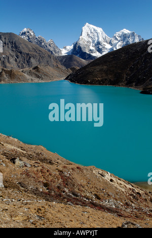 Vista dal lago di Gokyo (Dudh Pokhari) sopra il ghiacciaio Ngozumpa verso Arakamtse (6423) und Cholatse (6335), nazionale di Sagarmatha Par Foto Stock