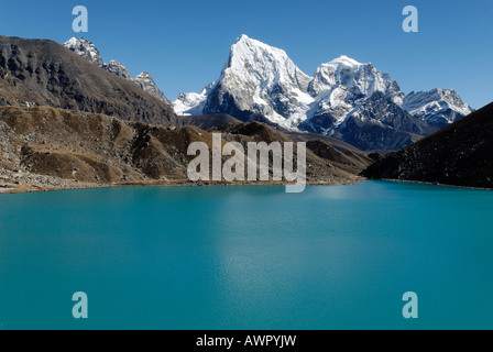 Vista dal lago di Gokyo (Dudh Pokhari) sopra il ghiacciaio Ngozumpa verso Arakamtse (6423) und Cholatse (6335), nazionale di Sagarmatha Par Foto Stock