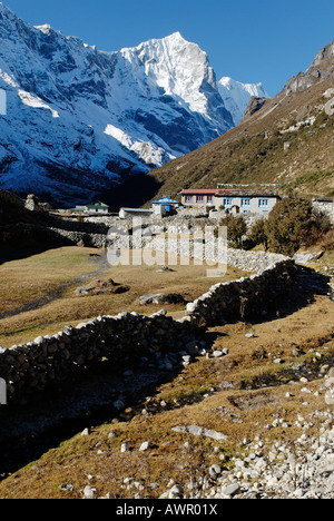 Thame villaggio Sherpa, Thame Khola valley con Tengkang Poche (6500), Bhote Koshi Tal, Parco Nazionale di Sagarmatha, Khumbu, in Nepal Foto Stock