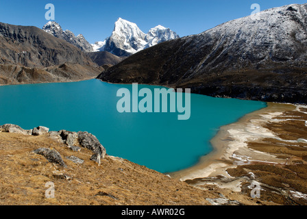 Vista dal lago di Gokyo (Dudh Pokhari) sopra il ghiacciaio Ngozumpa verso Arakamtse (6423) und Cholatse (6335), nazionale di Sagarmatha Par Foto Stock