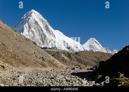 Il ghiacciaio Khumbu con Pumo Ri (7161), Khumbu Himal, Parco Nazionale di Sagarmatha, Nepal Foto Stock