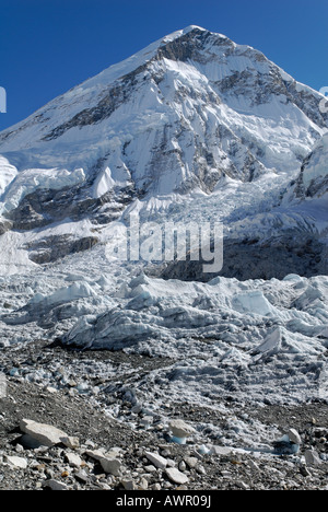 Vista dal Campo Base Everest su ghiacciaio Khumbu verso Khumbu ghiacciaio , Khumbu Himal, Parco Nazionale di Sagarmatha, Nepal Foto Stock