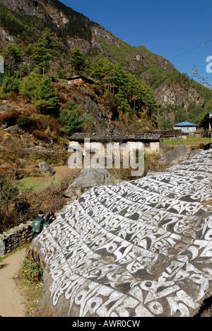 Mani da parete, Mani di pietra, a Monjo, Dudh Kosi valley, Solukhumbu, Khumbu, Parco Nazionale di Sagarmatha, Nepal Foto Stock