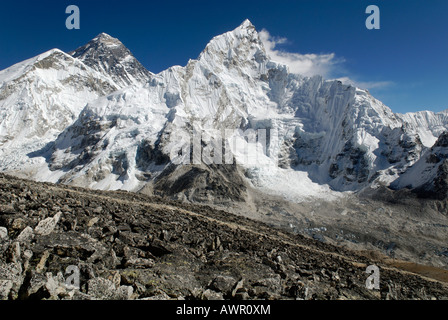 Famosa vista dal Kala Patthar, Patar (5545) verso il Monte Everest (8850), sul Nuptse (7861) e ghiacciai Himalaya, Nazionale di Sagarmatha Foto Stock