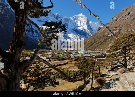 Thame villaggio Sherpa, Thame Khola valley con Tengkang Poche (6500), Bhote Koshi Tal, Parco Nazionale di Sagarmatha, Khumbu, in Nepal Foto Stock