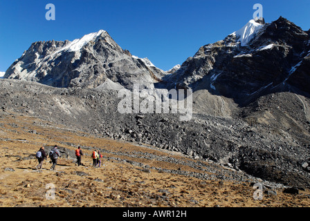 Gruppo Trekking escursionismo a Cho La Pass (5330), il Parco Nazionale di Sagarmatha, Khumbu Himal, Nepal Foto Stock