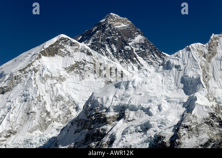 Famosa vista dal Kala Patthar, Patar (5545) verso il Monte Everest (8850), sul Nuptse (7861) e ghiacciai Himalaya, Nazionale di Sagarmatha Foto Stock