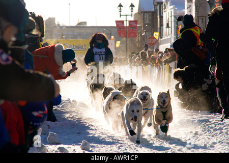 Mushers iniziare con i loro team a Yukon Quest Sled Dog Race, Whitehorse, Yukon Territory, Canada Foto Stock