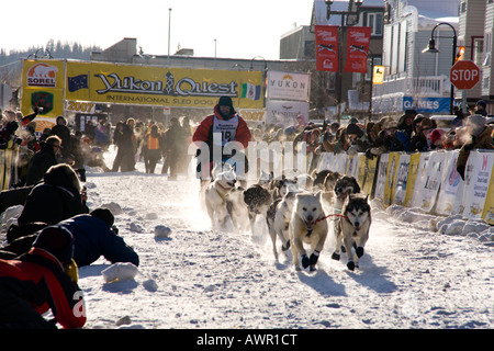 Mushers iniziare con i loro team a Yukon Quest Sled Dog Race, Whitehorse, Yukon Territory, Canada Foto Stock