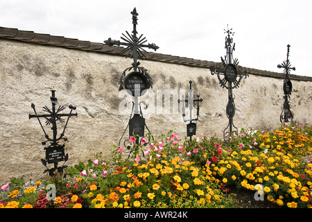 Cimitero presso il Convento di San Giovanni (St. Johann), monastero Benedettino e sito Patrimonio Mondiale dell'UNESCO, Bassa Engadina Graubu Foto Stock