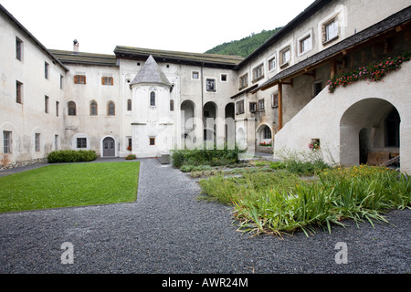 Il cortile del convento di San Giovanni (St. Johann), monastero Benedettino e sito Patrimonio Mondiale dell'UNESCO, Bassa Engadina dei Grigioni Foto Stock