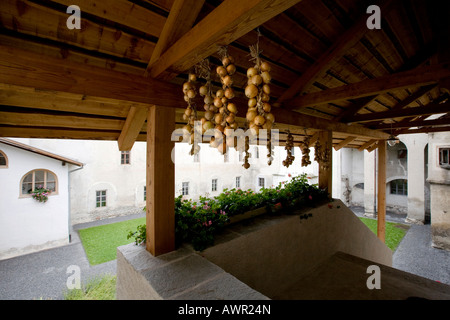 Il cortile del convento di San Giovanni (St. Johann), monastero Benedettino e sito Patrimonio Mondiale dell'UNESCO, Bassa Engadina dei Grigioni Foto Stock