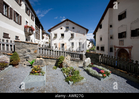 Case storiche e il cimitero, Guarda, Bassa Engadina, Grigioni, Svizzera, Europa Foto Stock