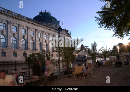 Bar in spiaggia lungo il fiume Sprea, il Bode Museum attraverso, Sito Patrimonio Mondiale dell'UNESCO, Berlino, Germania, Europa Foto Stock