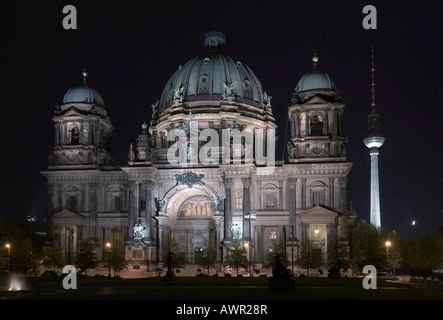 Vista notturna della Cattedrale di Berlino con la torre della TV in background, Berlino, Germania, Europa Foto Stock