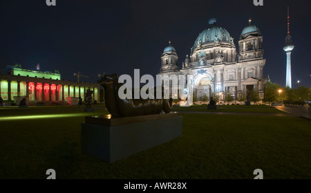 Fernando Botero scultura in bronzo di fronte Cattedrale di Berlino e il Lustgarten ("piacere giardino'), Berlino, Germania, Europa Foto Stock