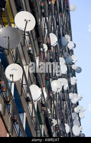 Un sacco di antenne paraboliche per la ricezione satellitare montato su balconi su un appartamento facciata di edificio, Pallasseum o 'Berlino Palazzo sociale' (Berliner S Foto Stock