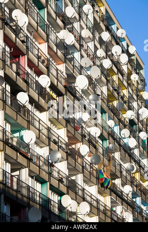 Un sacco di antenne paraboliche per la ricezione satellitare montato su balconi su un appartamento facciata di edificio, Pallasseum o 'Berlino Palazzo sociale' (Berliner S Foto Stock