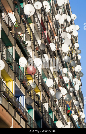 Un sacco di antenne paraboliche per la ricezione satellitare montato su balconi su un appartamento facciata di edificio, Pallasseum o 'Berlino Palazzo sociale' (Berliner S Foto Stock