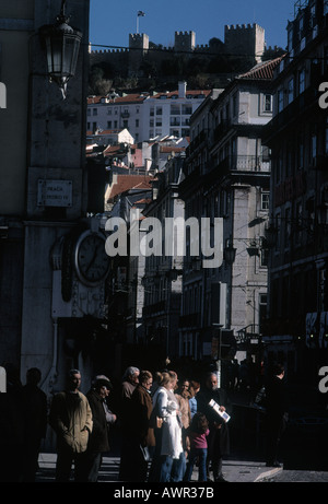 Linea di credito è obbligatorio Giovanni Angerson Street scene in Barrio Alto Lisbona Portogallo Foto Stock