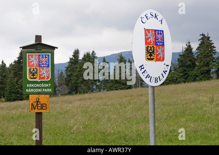Segni al confine tra Polonia e Cechia, Monti dei Giganti, Cechia Foto Stock