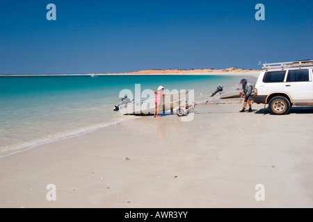 Caricamento di una barca, spiaggia vicino a Cape Leveque, Dampier Peninsula, Western Australia, WA, Australia Foto Stock