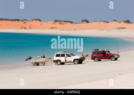 Caricamento di una barca, spiaggia vicino a Cape Leveque, Dampier Peninsula, Western Australia, WA, Australia Foto Stock