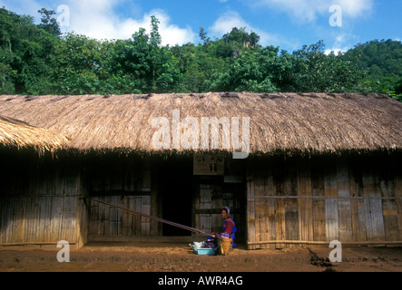 1, uno, Lisu donna, gruppo etnico, minoranza etnica, della tribù della collina, Weaver, bambù home, bamboo house, Chiang Mai Provincia, Thailandia, Sud-est asiatico, in Asia Foto Stock