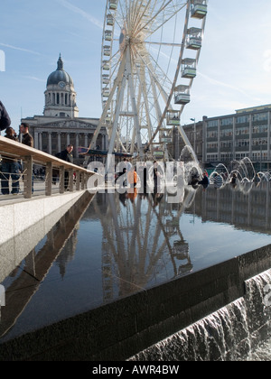 Il Nottingham occhio riflessa nelle fontane della piazza del mercato di Nottingham City Inghilterra REGNO UNITO Foto Stock