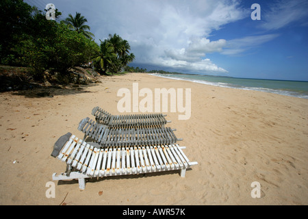 Sedie a sdraio su una spiaggia deserta in Tangalle, Sri Lanka, Asia Foto Stock