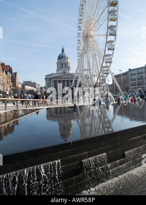 L'Occhio di Nottingham e casa Consiglio riflessa nelle fontane di Piazza del Mercato, Centro citta' di Nottingham East Midlands UK Foto Stock